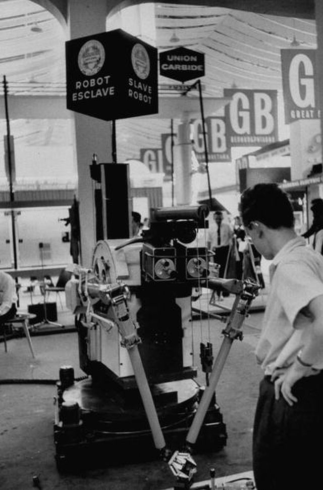 A remote control manipulator being demon