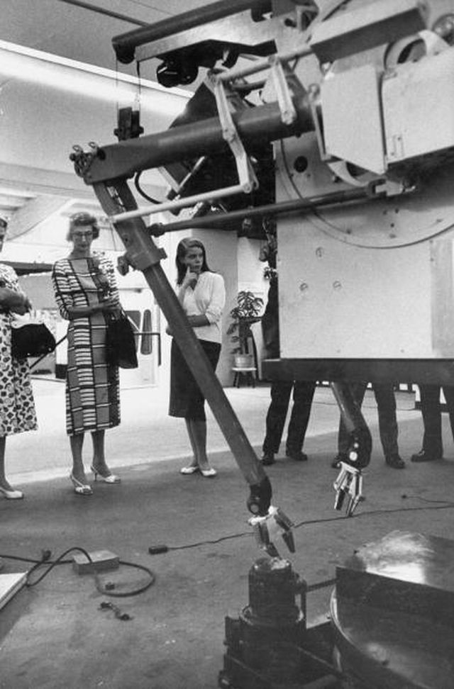 A remote control manipulator being demon