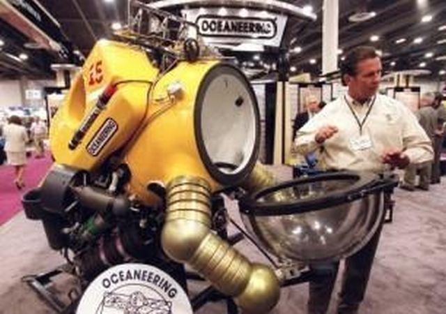 Oceaneering-WASP-diving-suit-x640